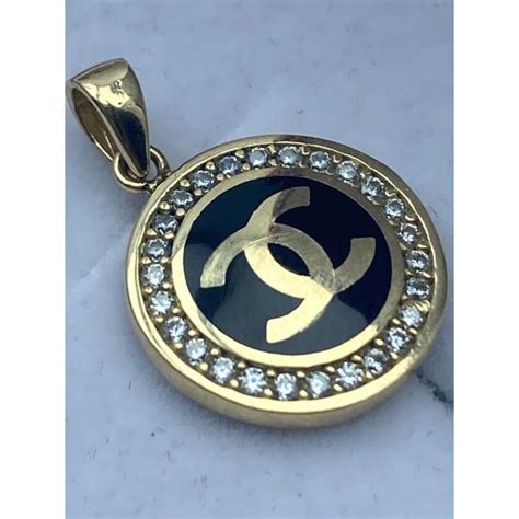 złota zawieszka chanel